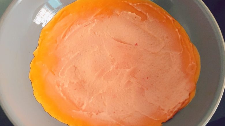 百变鸡蛋+番茄鸡蛋饼,取一平底锅，上火加热，倒入少许<a style='color:red;display:inline-block;' href='/shicai/ 140122'>玉米油</a>，然后倒入番茄鸡蛋面糊，小火慢煎。