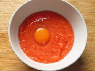 百变鸡蛋+番茄鸡蛋饼,打入一个鸡蛋。