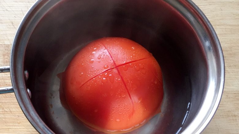 百变鸡蛋+番茄鸡蛋饼,先将<a style='color:red;display:inline-block;' href='/shicai/ 59'>番茄</a>用刀划十字，放入开水中烫一下。