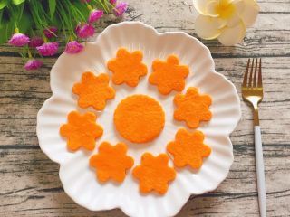 百变鸡蛋+番茄鸡蛋饼,然后用花朵模具压出形状，装盘即可。