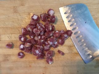 香肠土豆🥔焖饭,香葱切小段
