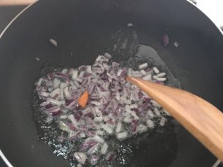 香肠土豆🥔焖饭,热锅倒入少许油，洋葱炒香