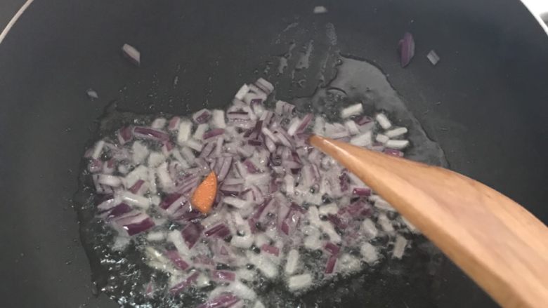 香肠土豆🥔焖饭,热锅倒入少许油，洋葱炒香