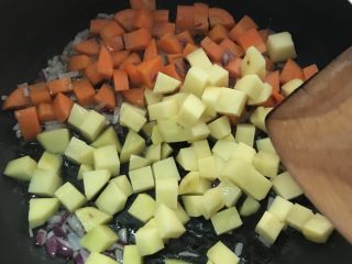 香肠土豆🥔焖饭,加入胡萝卜和土豆，炒2分钟左右