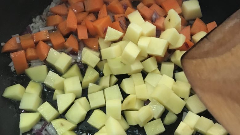 香肠土豆🥔焖饭,加入胡萝卜和土豆，炒2分钟左右