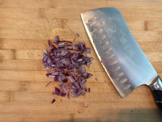 香肠土豆🥔焖饭,洋葱切碎备用