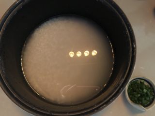 香肠土豆🥔焖饭,大米洗净，加一个指节的水（每种米吸水量不一样，根据平时煮饭的水量即可）