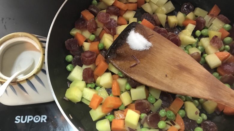 香肠土豆🥔焖饭,加入盐，翻炒均匀