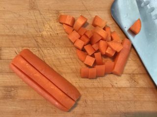 香肠土豆🥔焖饭,土豆、胡萝卜切丁。胡萝卜对半再分三段，这样切下来大小刚好