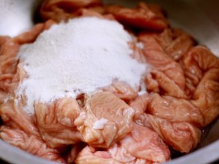 香卤猪大肠,加入一把面粉和适量盐进行揉搓处理