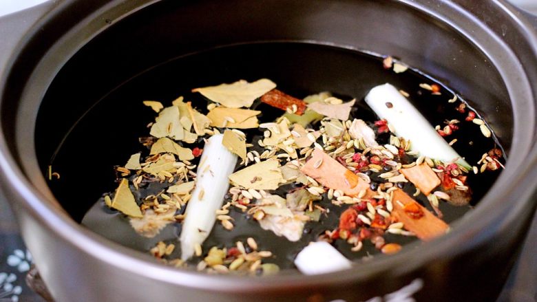 香卤猪大肠,砂锅里倒入适量清水、把所有的调料混合放入砂锅中搅拌均匀