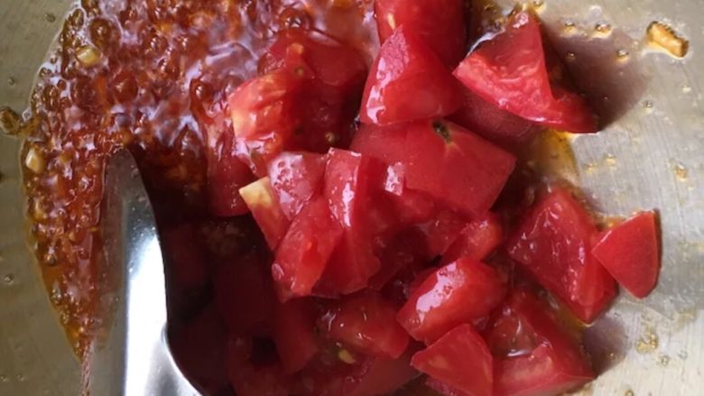 烧茄子（能让你多吃两碗饭）,小火番茄酱炒出红油以后，放入西红柿，炒几下