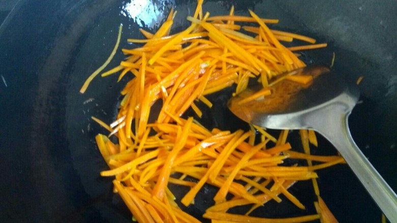 鱼香土豆丝,锅洗净烧干，放入适量植物油，放入胡萝卜丝翻炒出红汤
