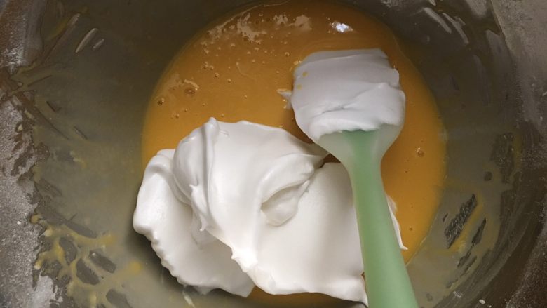 乳清戚风,取三分之一蛋白霜到蛋黄糊中，进行翻拌