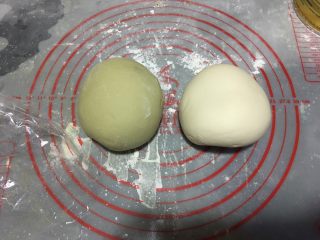 豌豆夹馒头,两种颜色的面团，分别加入青菜汁和水，揉成光滑的面团，松弛15分钟