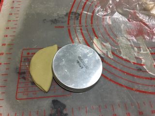 豌豆夹馒头,用一个圆形的盖子压一个弧形