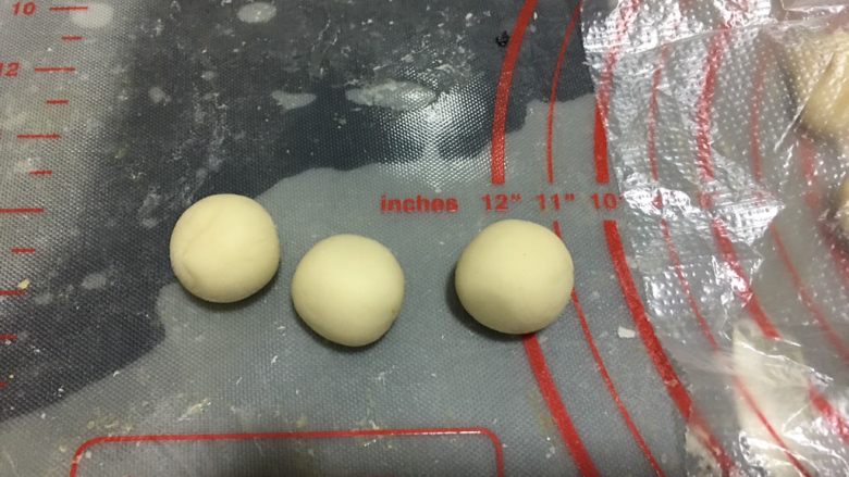 豌豆夹馒头,白色面团，揉匀后，分割成45个小剂子，大约6克左右一个