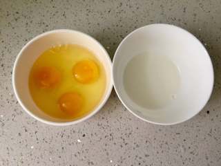 百变鸡蛋+福袋饭,打三个鸡蛋，加入水淀粉拌匀。