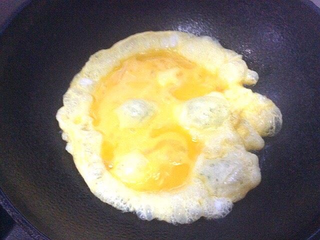 百变鸡蛋+黄瓜炒鸡蛋,起锅热油，倒入蛋液