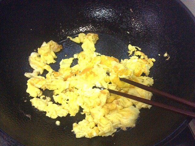 百变鸡蛋+黄瓜炒鸡蛋,用筷子搅散