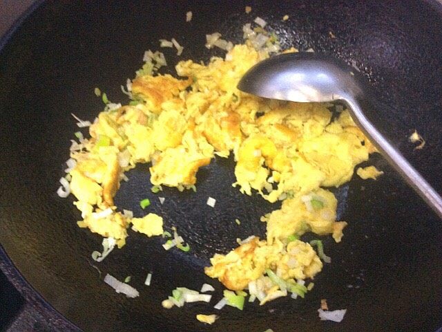 百变鸡蛋+黄瓜炒鸡蛋,放入葱姜碎炒均匀