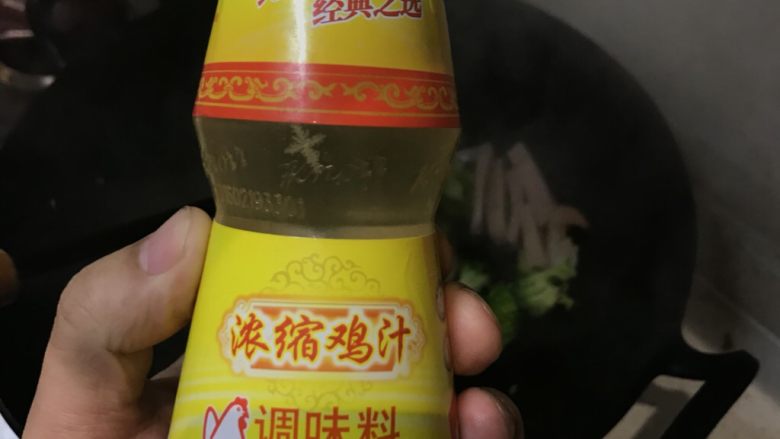 上汤西蓝花,太太乐浓缩鸡汁，加了它基本就不需要再加盐和味精了。如果没有也可以直接清水加盐和鸡精。