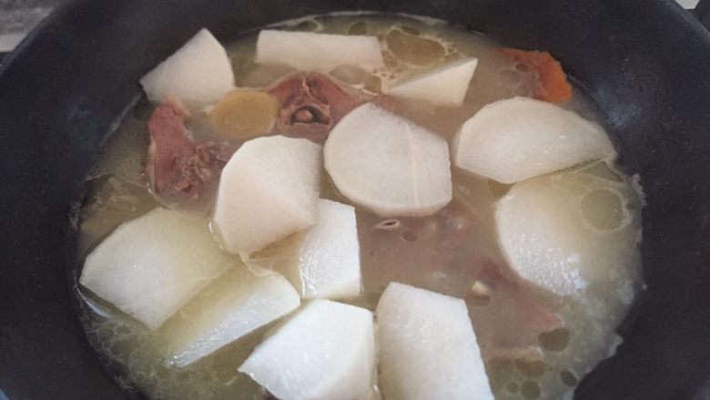 暖冬羊排炖罗卜,放入萝卜块煮半小时左右就可以了。
