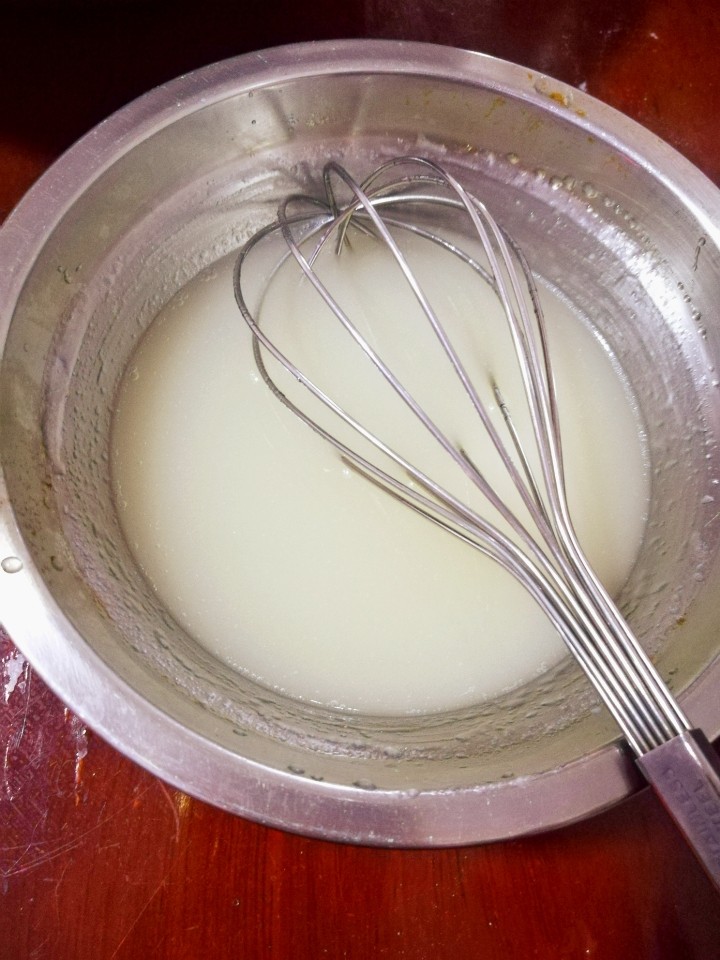 椰汁戚风蛋糕(电高压锅版),充分搅拌均匀，要把糖油椰汁充分拌匀