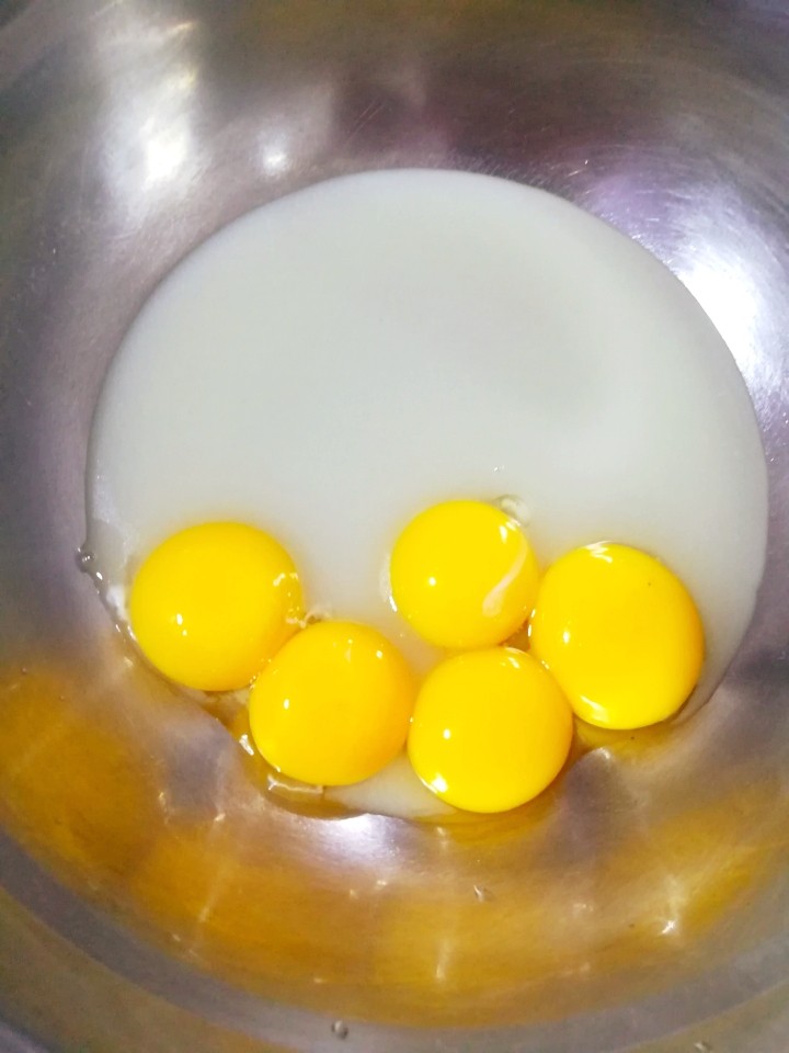 椰汁戚风蛋糕(电高压锅版),搅均匀后倒入蛋黄中