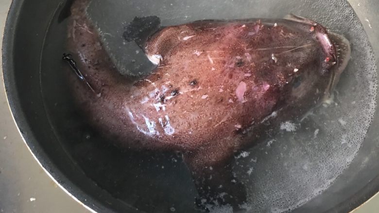  红烧安康鱼,烧开水，烫一会，这是为了后期好切鱼，不然胶质太滑，容易切到手