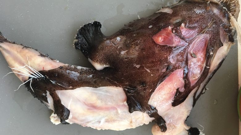  红烧安康鱼,好了，一遇高温，皮质收缩，这无所谓，这层黑色的皮是最有嚼头的，也是营养价值最大的，满满的胶原蛋白