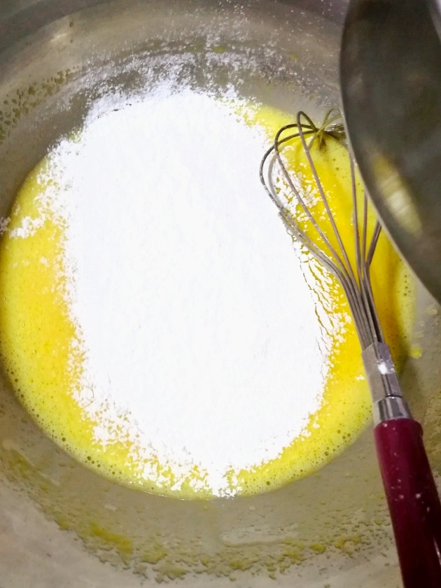 椰汁戚风蛋糕(电高压锅版),低粉用面粉筛过筛，筛入蛋黄中