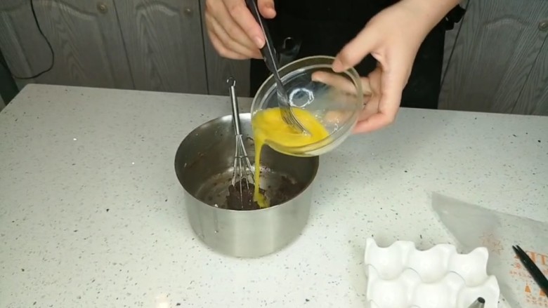 酥皮泡芙（不需要转温）,面糊稍凉后，取两个鸡蛋，鸡蛋选小一点的。打散分次加入面糊，每次少量倒入