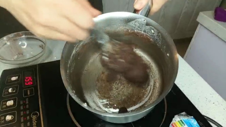 酥皮泡芙（不需要转温）,面糊成团后，锅底会有层膜，一定要出膜哈，其实搅匀就差不多出膜了。