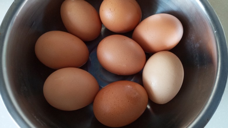 百变鸡蛋+红烧半个蛋,冲一遍凉水，方便去壳