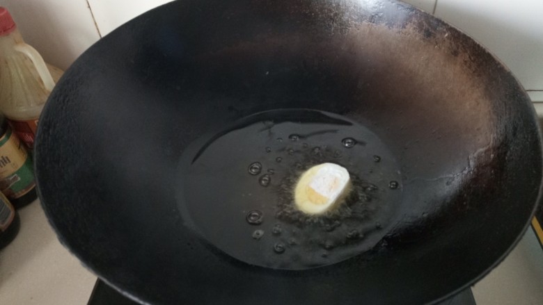 百变鸡蛋+红烧半个蛋,把鸡蛋放进去炸到表面金黄气泡捞出来控油