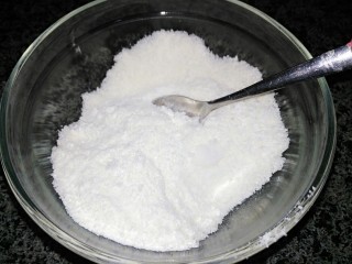 蛋白椰丝球,将椰蓉、面粉、奶粉、白砂糖混合
搅拌均匀