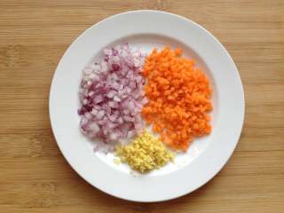 米饭汉堡,生姜切末，洋葱和胡萝卜切成小粒