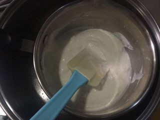 轻乳酪蛋糕,奶油奶酪➕牛奶隔热水搅拌融化至无颗粒状