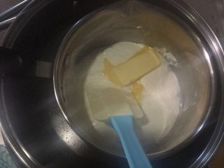 轻乳酪蛋糕,放黄油搅拌至黄油完全融化，搅拌至完全融合离热水