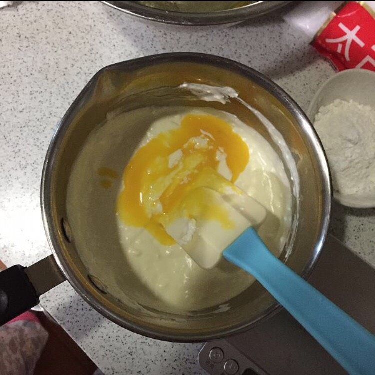 轻乳酪蛋糕,分三次加三个蛋黄，每个搅至完全融合再放下一个