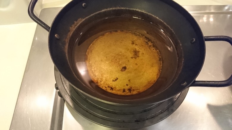 鹹酥雞,中火起油鍋，待油面出現波紋就表示溫度到了！