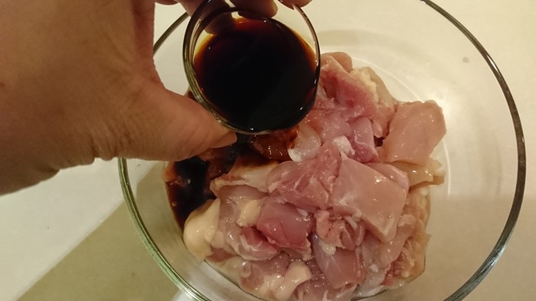 鹹酥雞,在雞腿肉裡加醬油