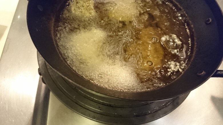 鹹酥雞,沿著鍋邊下裹好粉的雞腿肉。炸第一次！