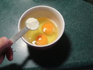 海苔可乐饼,两颗鸡蛋加1小匙糖。