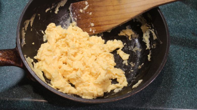 海苔可乐饼,平底锅加油，快速将蛋炒成约8分熟的松蛋。