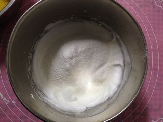 蜜红豆天使蛋糕,
将混合过筛的粉类再次筛入蛋白中，快速地将面粉和蛋白翻拌均匀