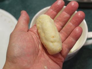 海苔可乐饼,取适量的薯泥捏成小圆柱形。