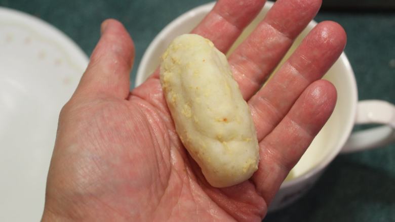 海苔可乐饼,取适量的薯泥捏成小圆柱形。