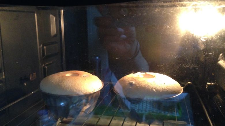 蜜红豆天使蛋糕,
放入预热好的烤箱，180度，烤20分钟左右即可出炉，倒扣晾凉后脱模